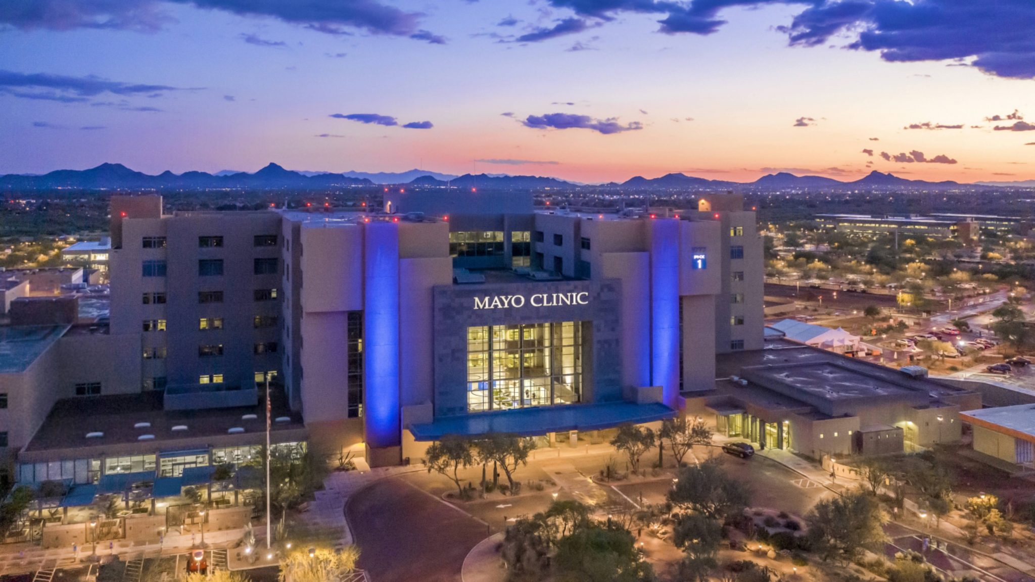the-Mayo-Clinic-Arizona-campus-at-sunset-with-symbolic-blue-lighting-in-the-front-of-the-building-16x9-1-2048x1152.jpg